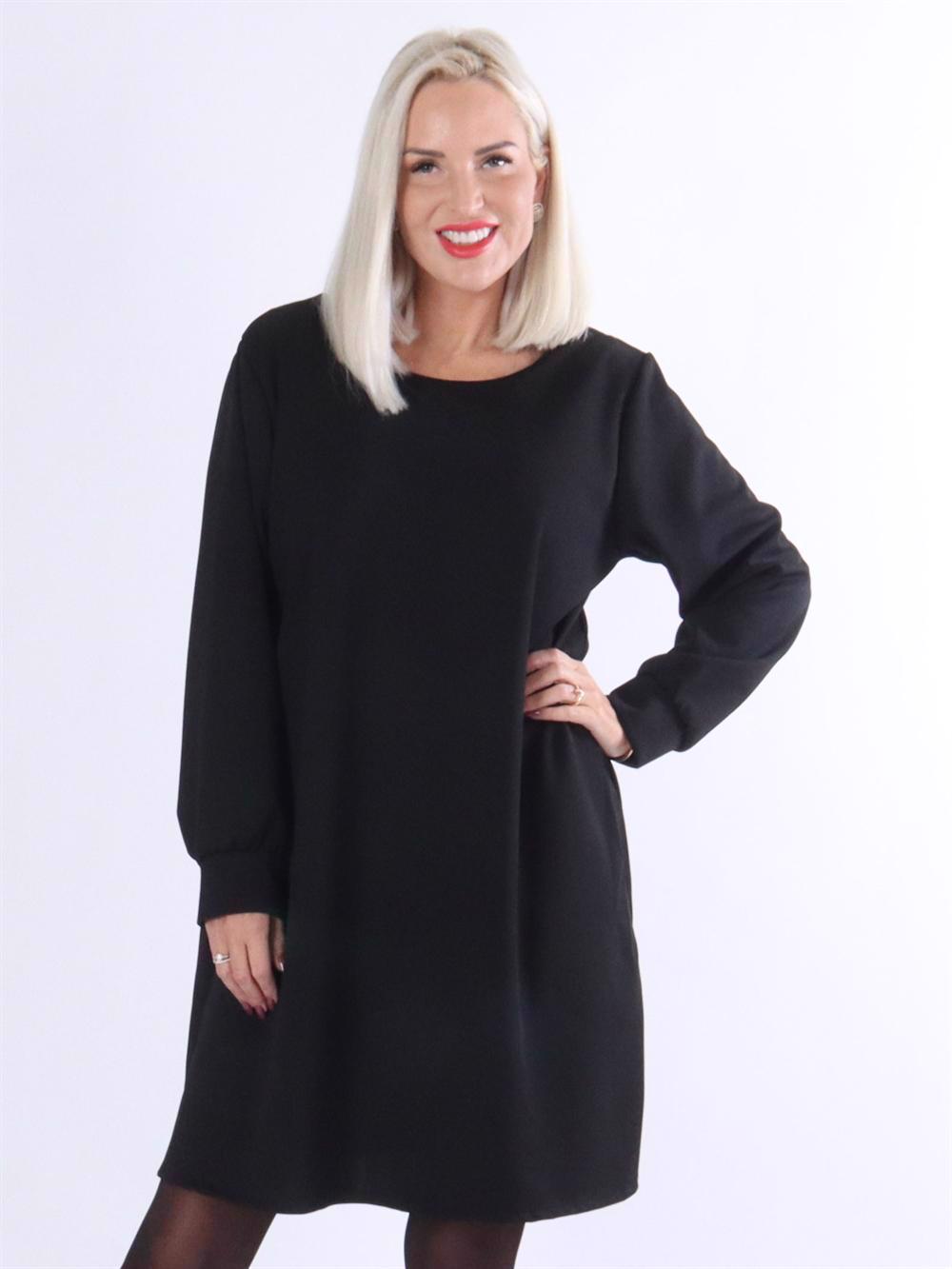 Gissela - Klänning med spets med v-hals på baksidan